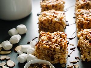 مربعات جوز الهند باللوز والأرز المقرمش