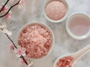 مقشر الجسم بزيت جوزالهند والورد