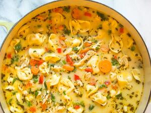 حساء الدجاج بمعجنات التورتيليني