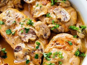 صينية دجاج بصلصة العنب