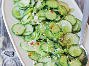 سلطة الخيار بالسمسم