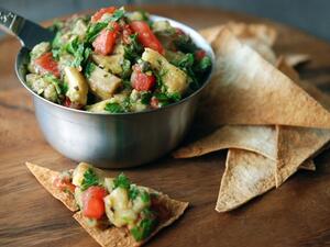 سلطة الباذنجان المشوي بزيت الزيتون والثوم 