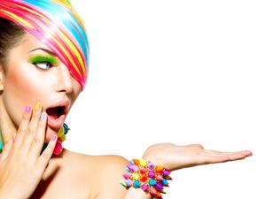 بعد تلوين الحواجب بالتدرجات اللونية الآن حان وقت الرموش