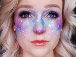 ماكياج خاص لابراز النمش بطريقة فنية