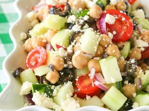 سلطة الحمص اليونانية