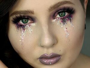 تعتمد هذه الموضة على عمل ماكياج يشبه الدموع اسفل العين