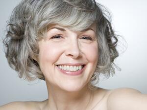 تعلمي كيف تحبين شعرك الأبيض