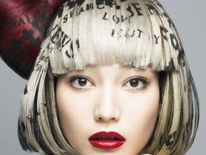 الرسم والكتابة على الشعر موضة جريئة

يتم استخدام الشعر كقطعة كانفا أو قماش