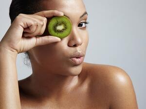 كثيرا ما تستخدم هذه الفاكهة المنعشة والمثيرة كمكون منعش في العصائر ولكن ماذا لو فركت وجهك بها؟