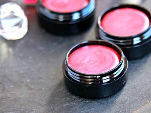 مرطب وملمع للشفاه