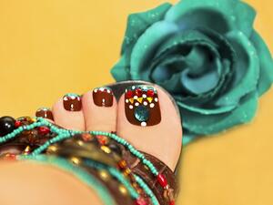 زيني اظافرك بالاحجار الملونة هذا الصيف