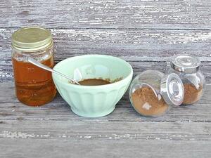 قناع جوزة الطيب والعسل والقرفة