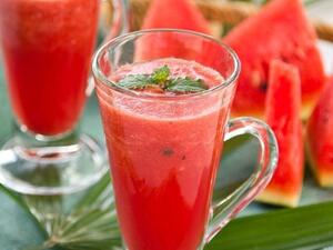 البطيخ فوائد عديدة وعصير منعش