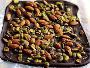 لوح الشوكولاته الداكنة بالفستق واللوز