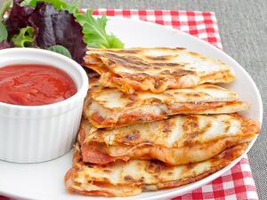 كويساديلاس البيتزا ببروني