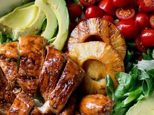 سلطة صدور الدجاج المشوية مع الأناناس وصلصة الباربكيو