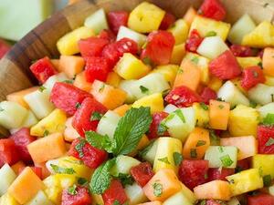 سلطة الفاكهة المنعشة للاجواء الحارة