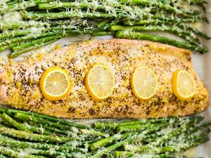 سمك السلمون بالليمون والثوم والهليون