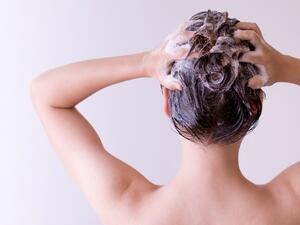 تنظيف الشعر لا ينتهي عند غسل الشعر بالشامبو
