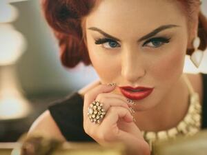 شخصية كلاسيكية بملابس رسمية