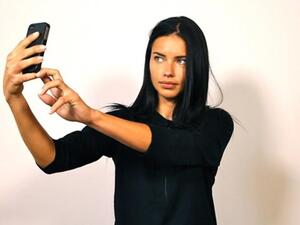 أجرى الباحثون الدراسة لمعرفة عواقب الإفراط في نشر صور السيلفي على الانترنت