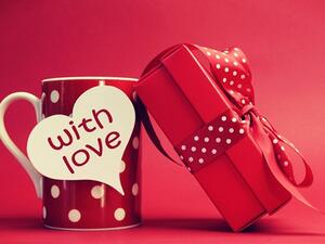 من قال بأنه لا مكان للرومانسية بعد الزواج؟