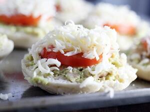 مقبلات الطماطم والأفوكادو والتونا