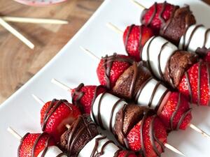 كباب بالفراولة، والبراوني لعيد الحب