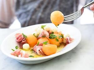 سلطة الشمام والموزاريلا