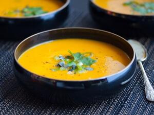 شوربة الفطر مع الزنجبيل والطماطم