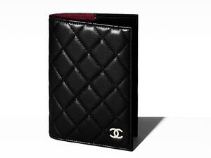  "باسبورت هولدر" الكلاسيكي من شانيل تصميم غاية في الاناقة