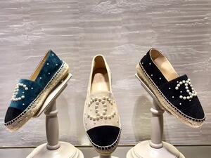 شانيل وأحذية اللؤلؤ الاسثنائية