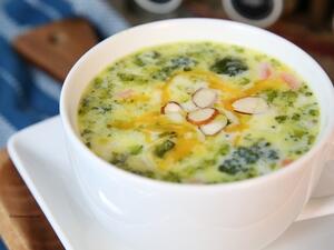 شوربة البروكلي والجبن