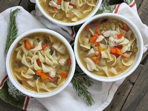 شوربة الدجاج بالاعشاب العطرية 