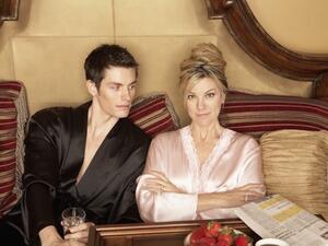 هل تميل النساء إلى الرجال الأصغر سنا؟