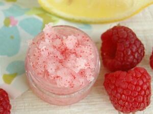 اصنعيه بنفسك: مقشر الشفاه بالتوت