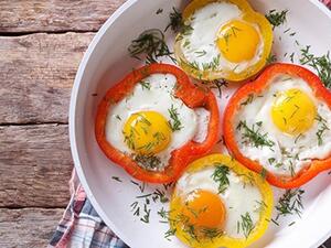 وصفة البيض في الفلفل الرومي