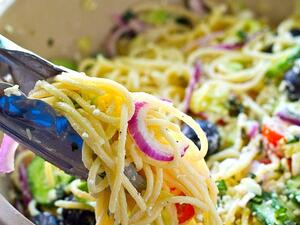 سلطة الإسباجيتى اليونانية مع صلصة ديجون