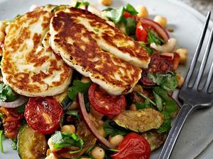 سلطة الحلومي مع الطماطم والحمص