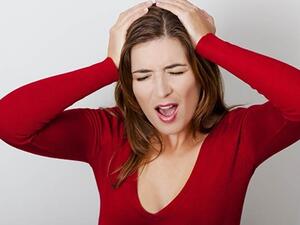 يظهر الصداع نتيجة التعرض إلى محفزات بيئية معينة