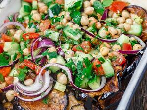 سلطة الباذنجان والحمص الشهية