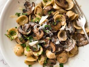 باستا بالفطر السويسري