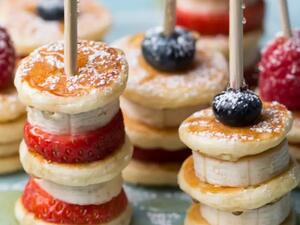 فطور صحي للأطفال "بانكيك بالفراولة والموز"