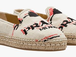 شعار برادا يميز الحذاء الجديد