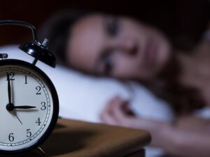 إذا لم تستطع أن تغفو ، لا تظل مستلقياً على الفراش