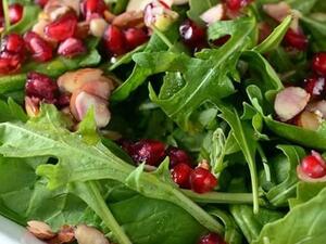 سلطة السبانخ، والجرجير، واللوز والرمان