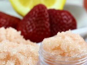 اصنعيه بنفسك: مقشر الليمون بالفراولة للشفاه