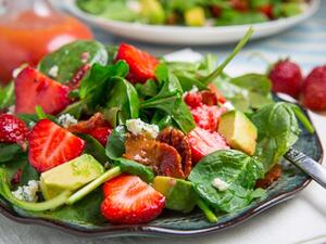 سلطة السبانخ والافوكادو والدجاج