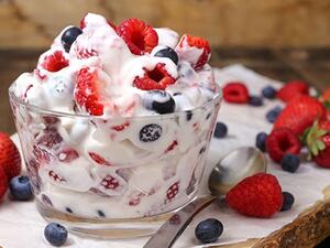 سلطة تشيز كيك بالتوت الأزرق والفراولة