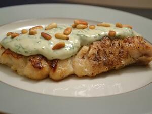 صينية السمك بصلصة الطحينة